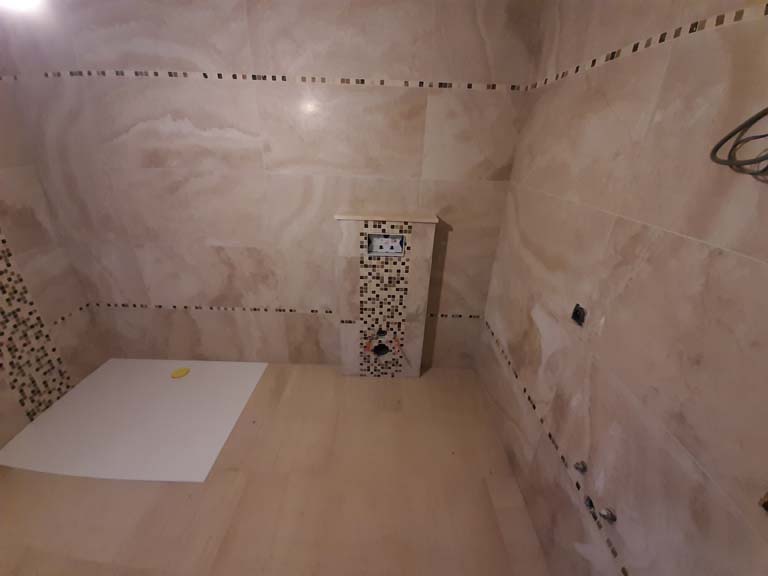 Salle de douche en pierre de France